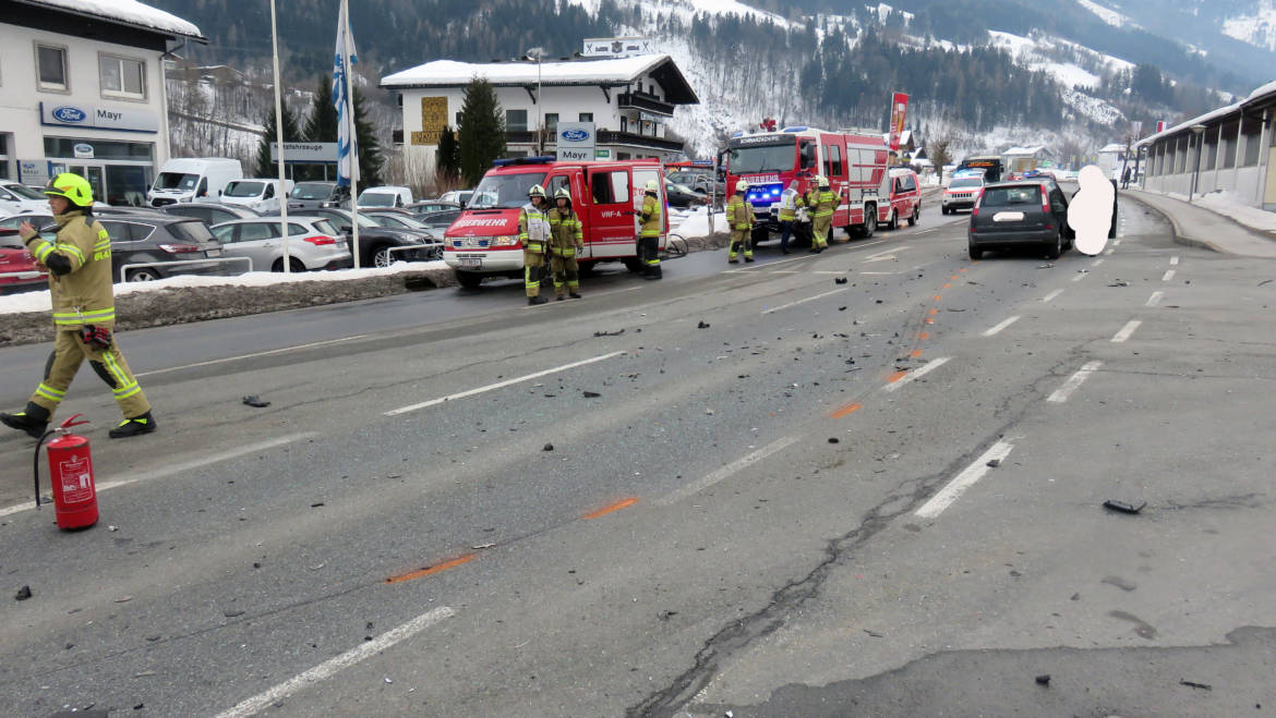 Aufräumen nach Verkehrsunfall L-274