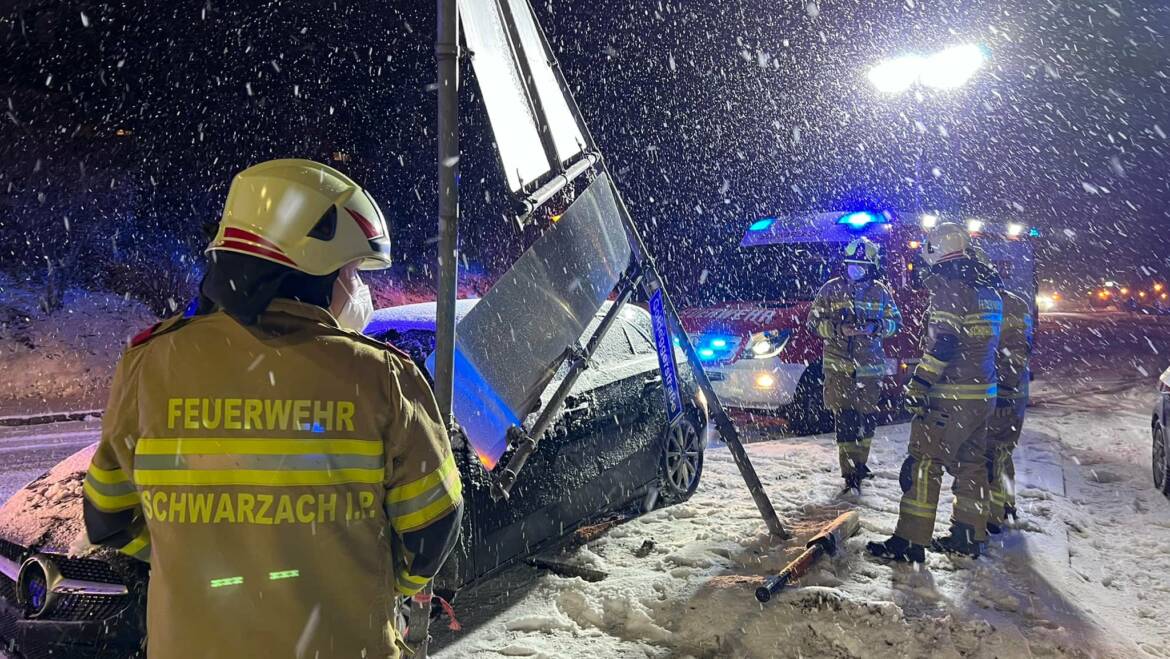 Aufräumen nach Verkehrsunfall L-274
